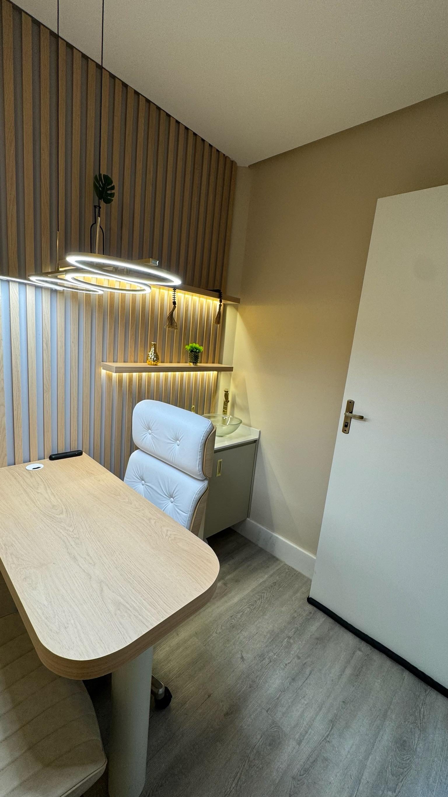 Sala com ripado de madeira
